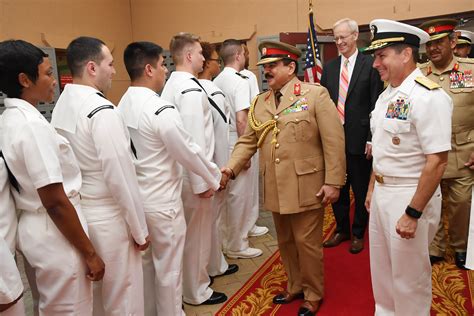 Bahrain King Visits Naval Forces Central Command U S Naval Forces