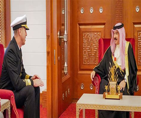 Bahrain S King Receives Newly Appointed Us Fifth Fleet Commander Al Defaiya