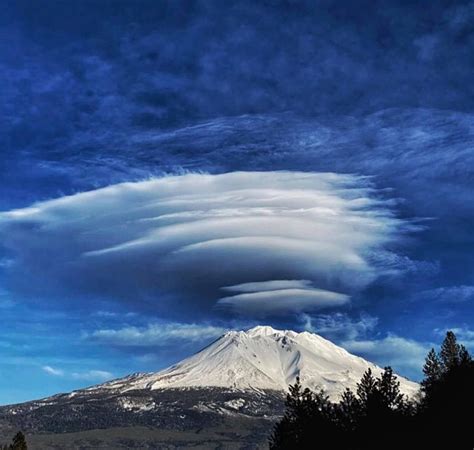 Lenticular Cloud Above Mt Shasta Ca Lenticular Clouds Visual