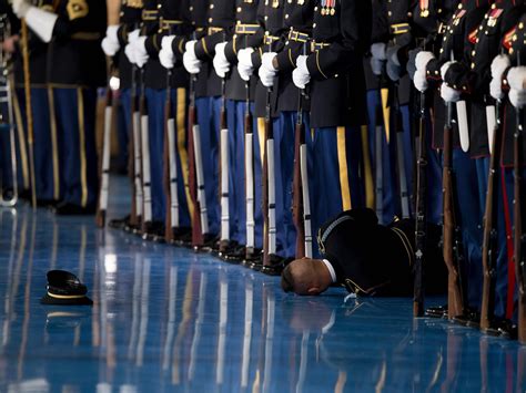 Us Army Honour Guard Passes Out During President Barack Obama Amp 39 S Farewell Ceremony With Armed