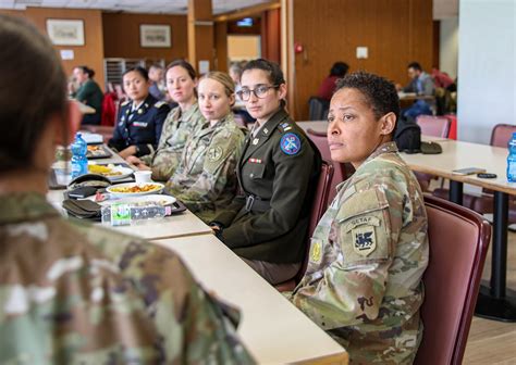 Women Discuss Serving In Uniform At Mentoring Group Article The United States Army